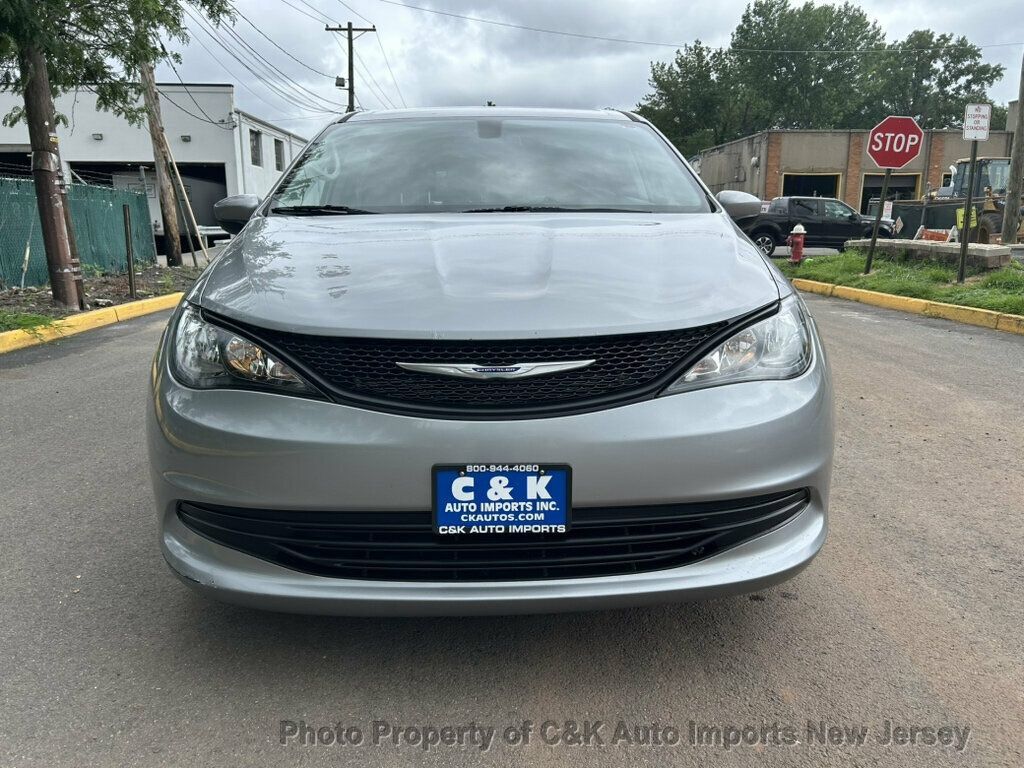Used 2020 Chrysler Voyager L FWD image 3