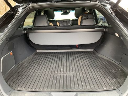 Used 2023 Toyota Venza Limited image 18