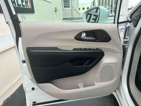 Used 2020 Chrysler Pacifica Limited FWD image 18