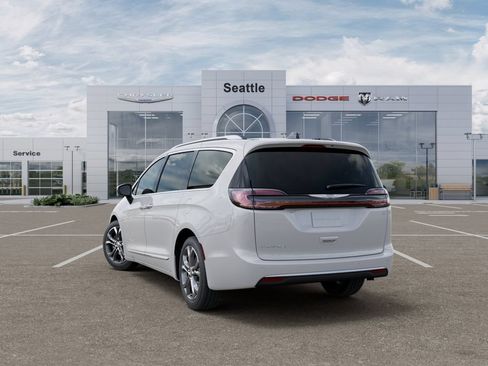 New 2026 Chrysler Pacifica Pinnacle FWD image 4