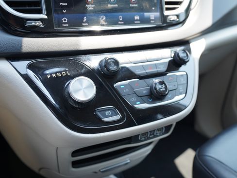 Used 2024 Chrysler Pacifica Touring-L FWD image 23