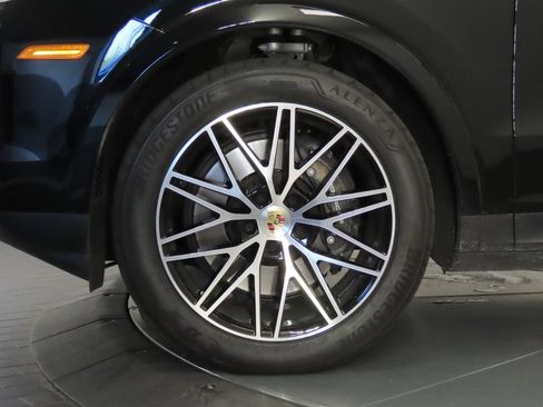 Certified 2024 Porsche Cayenne AWD/4WD image 11