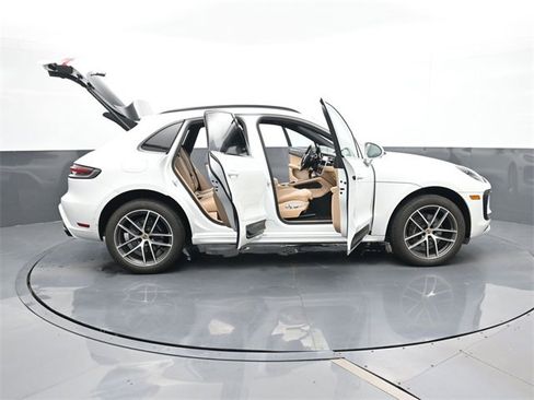 Used 2024 Porsche Macan image 31