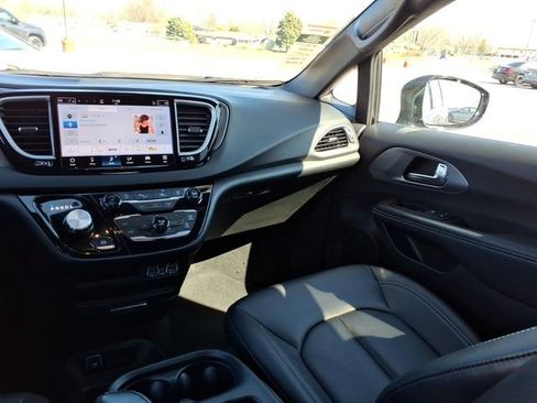 Used 2025 Chrysler Pacifica Select image 18
