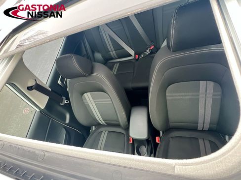 Used 2025 Hyundai Venue SEL image 27