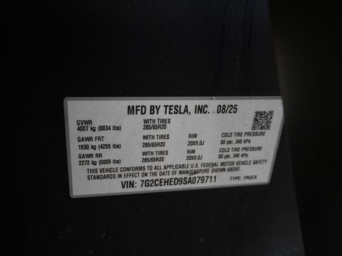 Used 2025 Tesla Cybertruck AWD Crew Cab image 39