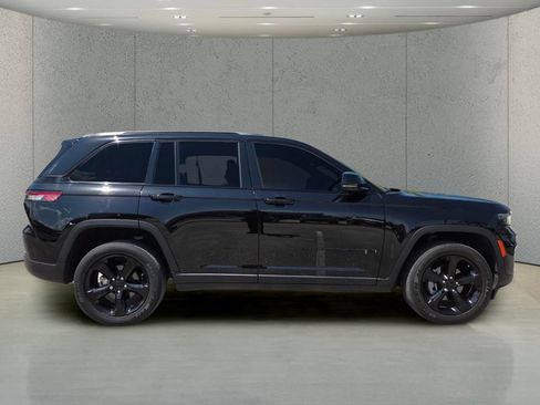Used 2023 Jeep Grand Cherokee Altitude RWD image 3