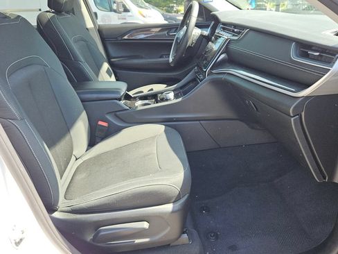 Used 2023 Jeep Grand Cherokee Laredo w/ Luxury Tech Group I AWD/4WD image 15