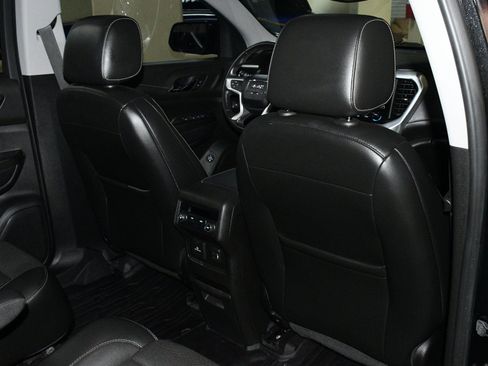 Used 2019 GMC Acadia SLT FWD image 16