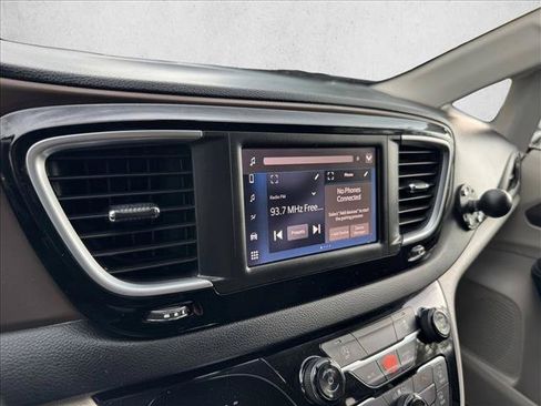 Used 2022 Chrysler Voyager LX FWD image 13