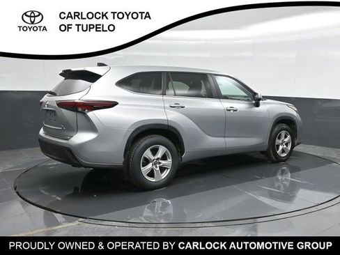 Used 2024 Toyota Highlander LE image 3