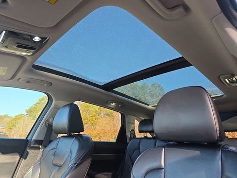Used 2024 Kia Sorento S w/ Panoramic Sunroof Package image 44