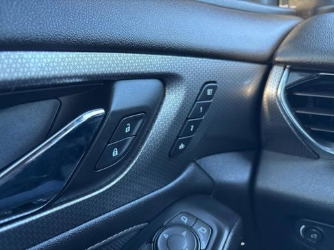 Used 2023 Chevrolet Traverse Premier image 22