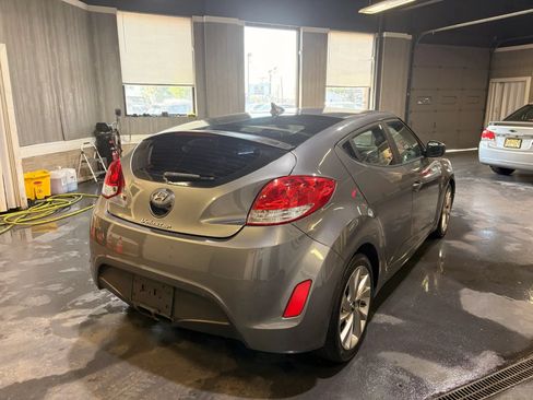 Used 2017 Hyundai Veloster FWD image 6