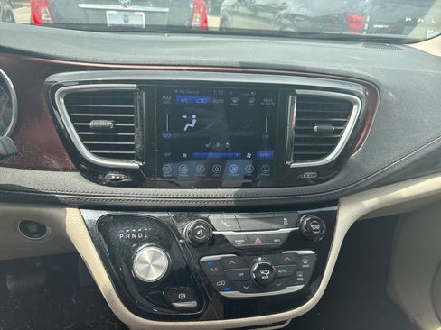 Used 2017 Chrysler Pacifica Limited FWD image 4