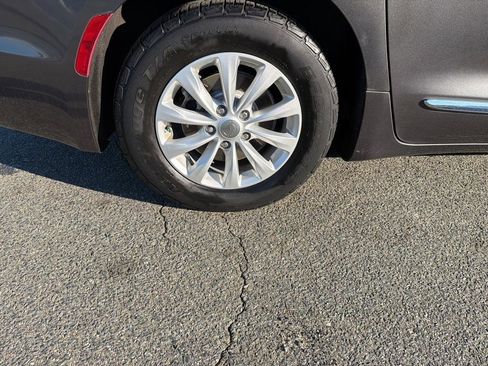 Used 2017 Chrysler Pacifica Touring-L image 35