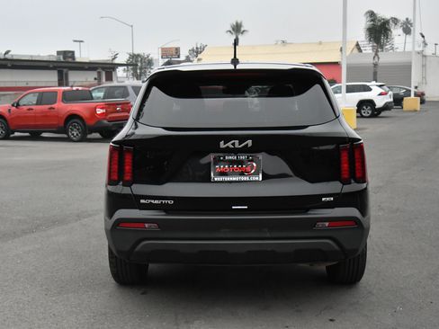 Used 2023 Kia Sorento LX image 7