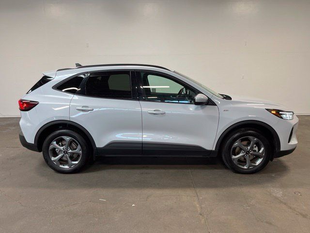 Used 2025 Ford Escape ST-Line Select AWD/4WD image 2