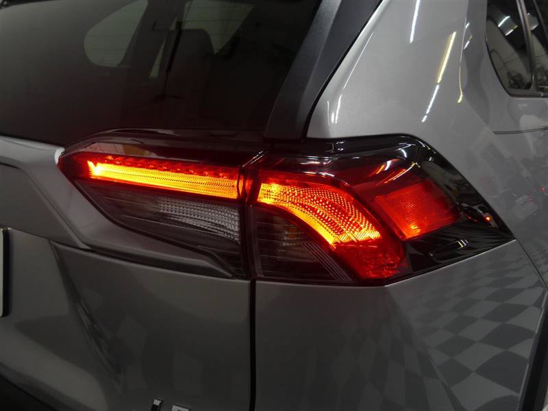 Used 2021 Toyota RAV4 LE AWD/4WD image 16
