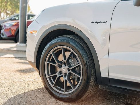 Used 2024 Porsche Cayenne w/ Premium Package image 11