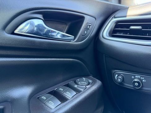 Used 2022 Chevrolet Equinox LT w/ Driver Convenience Package image 17