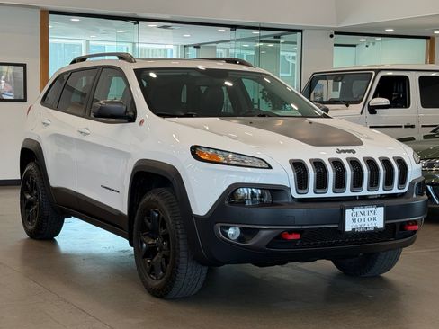 Used 2018 Jeep Cherokee Trailhawk w/ Comfort/Convenience Group AWD/4WD image 3