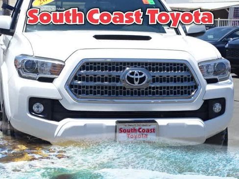Used 2017 Toyota Tacoma TRD Sport RWD image 4