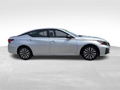 Used 2024 Nissan Altima 2.5 SV FWD image 8