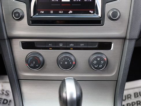 Used 2015 Volkswagen Golf S image 37