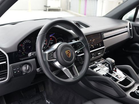 Certified 2022 Porsche Cayenne E-Hybrid image 4