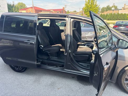 Used 2020 Chrysler Pacifica Touring w/ S Appearance Package FWD image 17