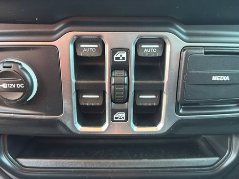 Used 2018 Jeep Wrangler Unlimited Sahara w/ Dual Top Group AWD/4WD image 31