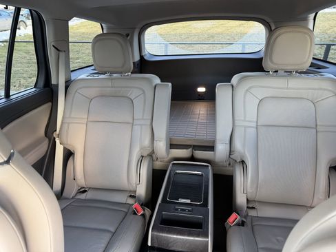 Used 2020 Lincoln Aviator Reserve w/ Equipment Group 202A image 6