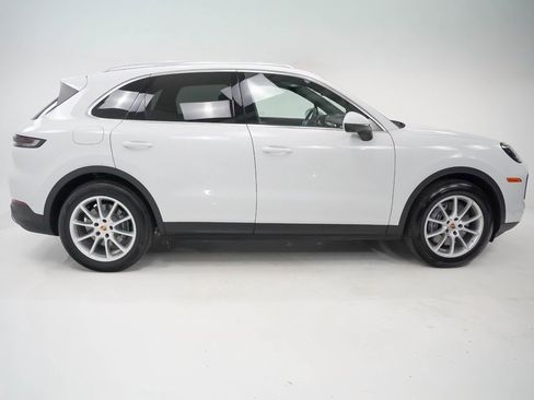 Certified 2025 Porsche Cayenne image 9