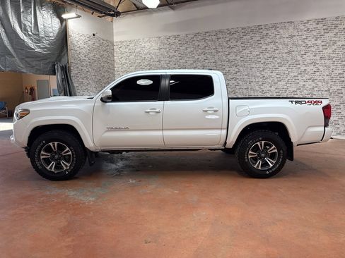 Used 2018 Toyota Tacoma TRD Sport image 4