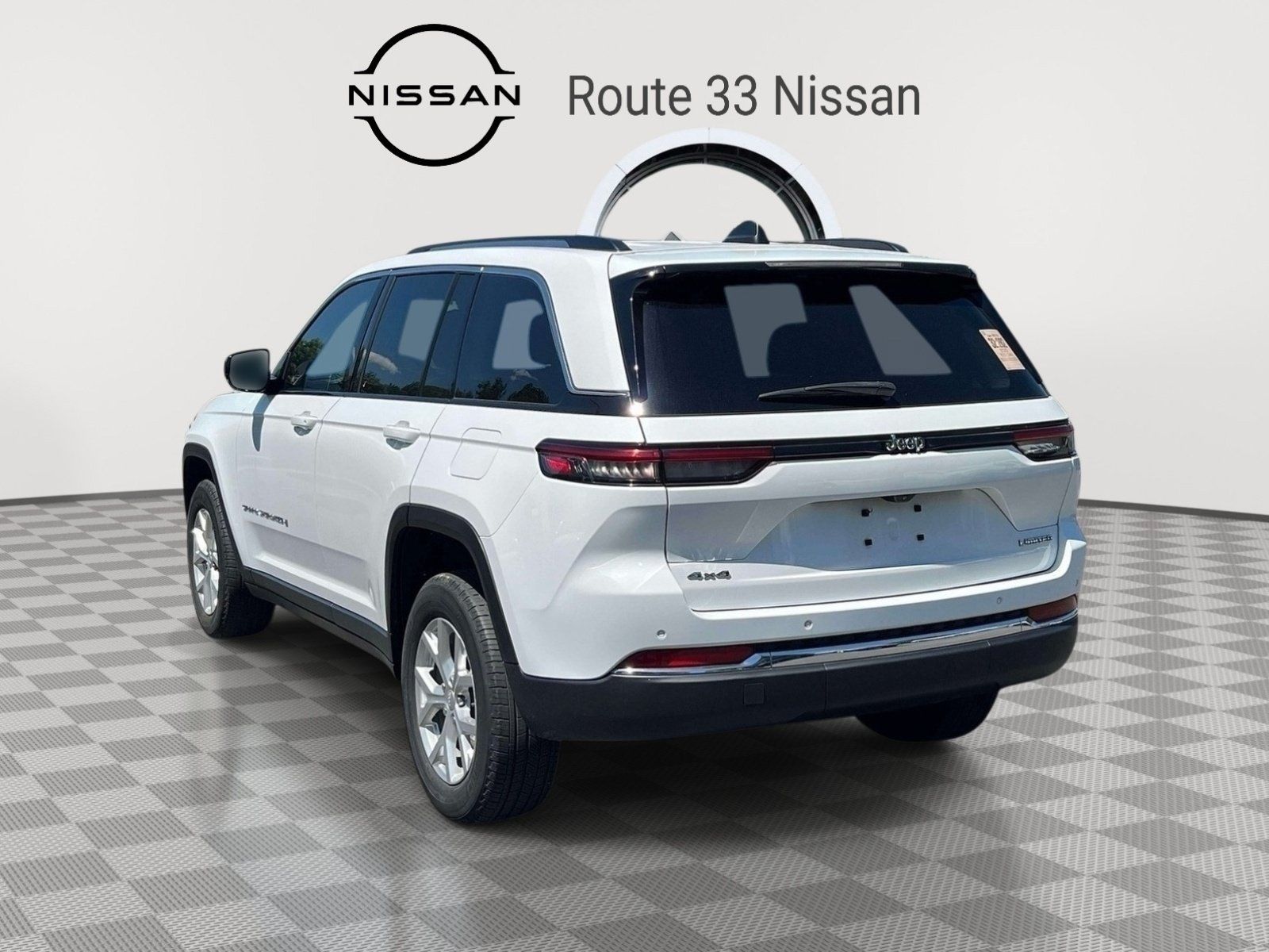 Used 2023 Jeep Grand Cherokee Limited AWD/4WD image 3