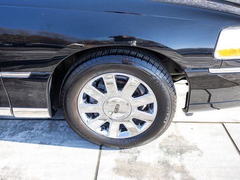 Used 2009 Lincoln Town Car Signature Limited image 14