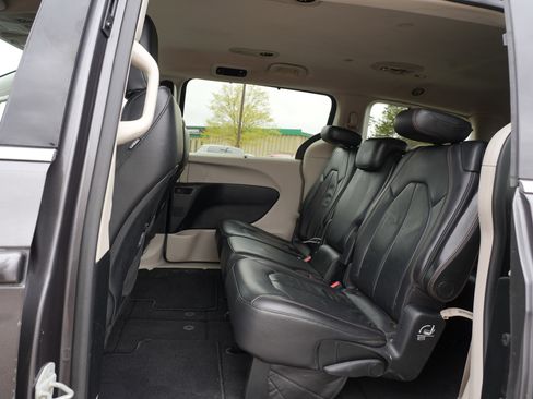 Used 2017 Chrysler Pacifica Touring-L FWD image 18