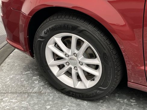 Used 2016 Dodge Grand Caravan SXT w/ UConnect Hands-Free Group FWD image 26
