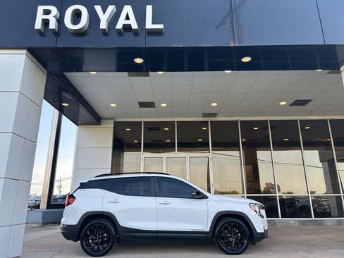 Used 2023 GMC Terrain SLE w/ Elevation Edition FWD image 1