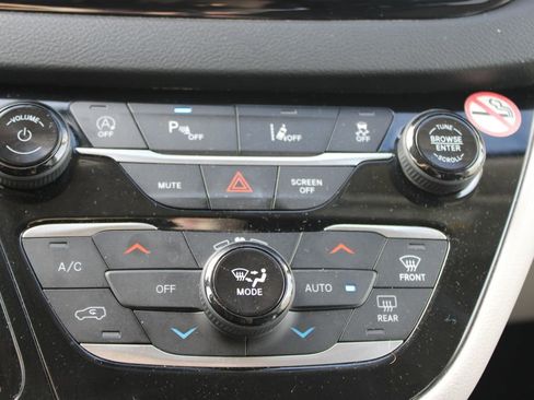 Used 2023 Chrysler Pacifica Touring-L image 34