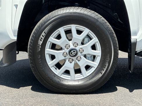 Used 2025 Toyota Tacoma SR5 AWD/4WD image 22