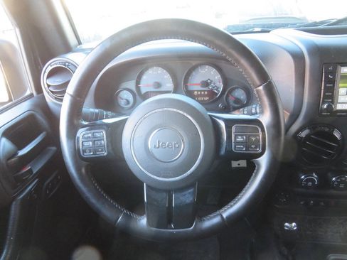 Used 2017 Jeep Wrangler Unlimited Sahara AWD/4WD image 18