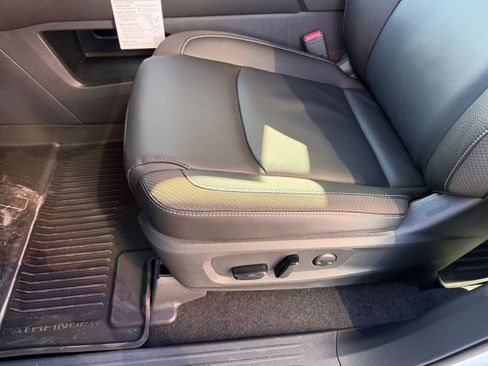 New 2025 Nissan Pathfinder SL image 12