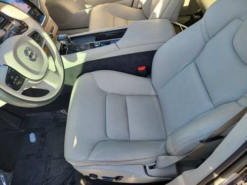 Used 2022 Volvo XC90 T6 Momentum w/ Protection Package image 19