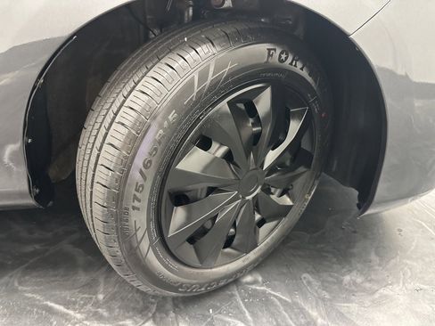 Used 2017 Toyota Yaris L image 30