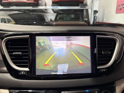 Used 2023 Chrysler Pacifica Touring-L FWD image 15