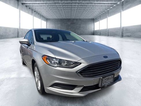 Used 2018 Ford Fusion SE FWD image 2