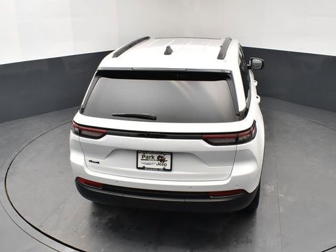 Used 2025 Jeep Grand Cherokee Altitude image 17