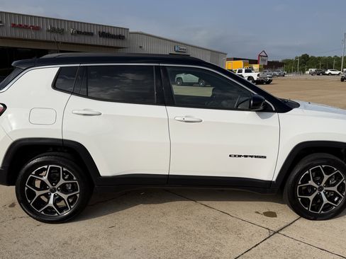 Used 2025 Jeep Compass Limited AWD/4WD image 8